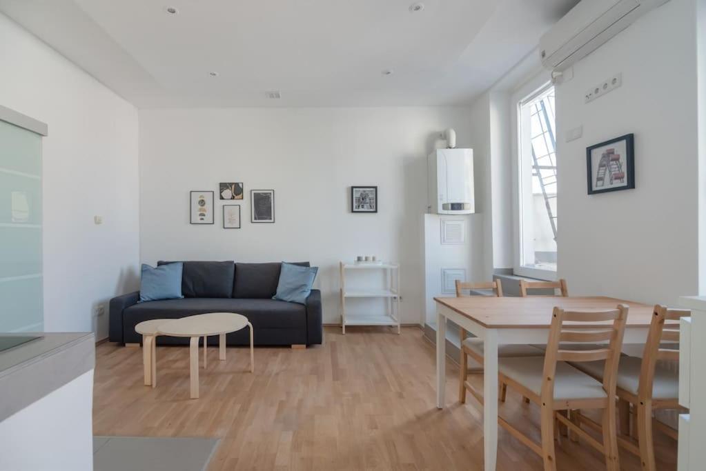 Große Terrasse, Klimaanlage Und U-Bahn Nahe