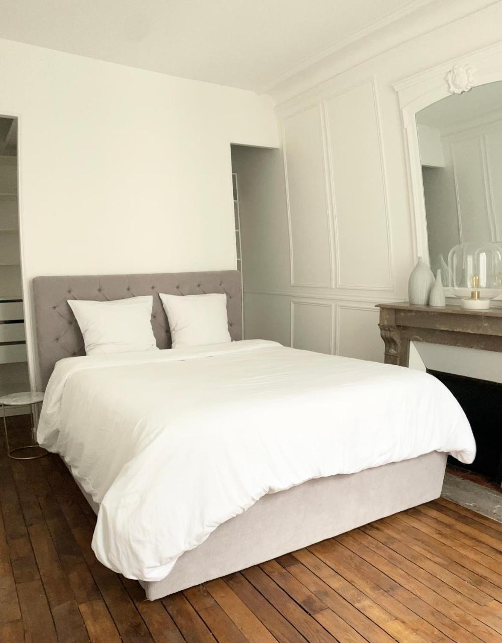 Arc de Triomphe, Champs Elysees, Foch Avenue Luxury Apartment 1
