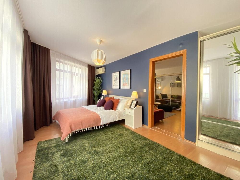 Central Flat with Balcony And Terrace in Sisli 1