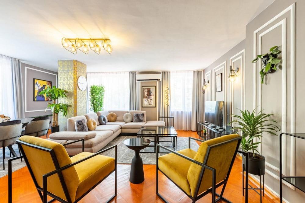 Flat with Excellent Location in Nisantasi 1