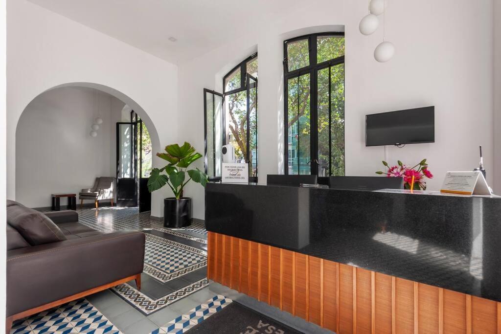 600 Sq Ft in Trendy Area, 150 Bps Fiber Optic 2