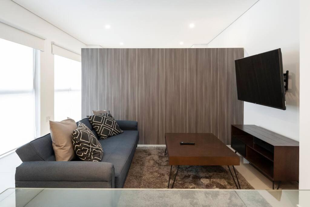 Beautiful Loft. King Size Bed. 150 Mbps Internet. 1