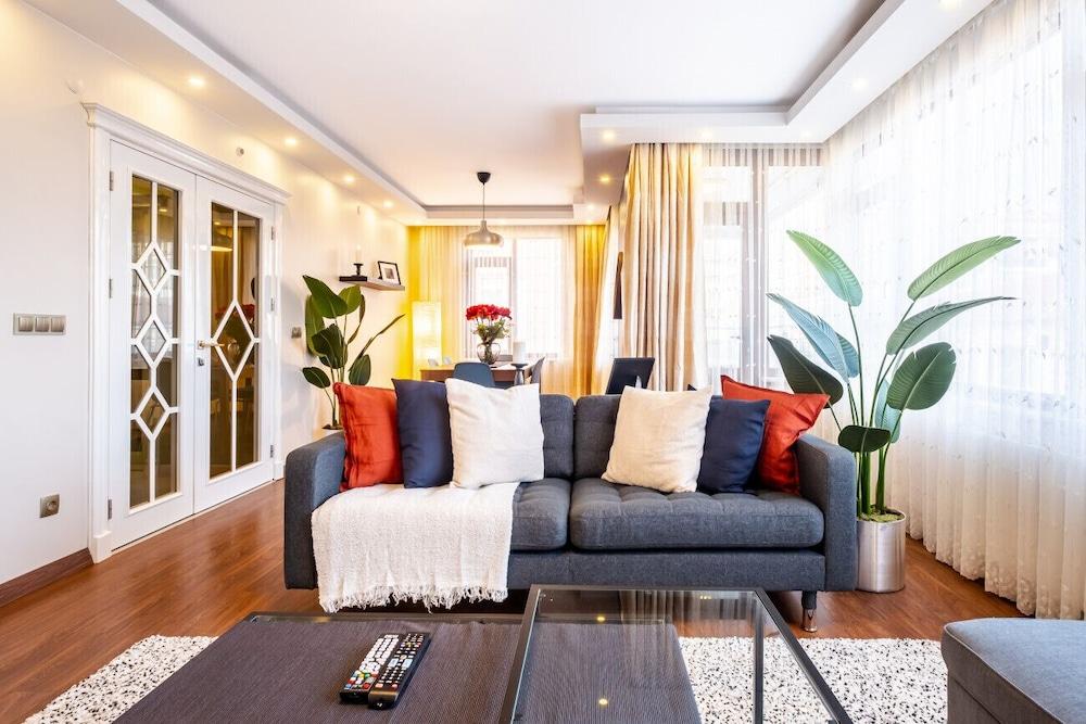 Captivating Flat with Balcony Near Besiktas Pier 2