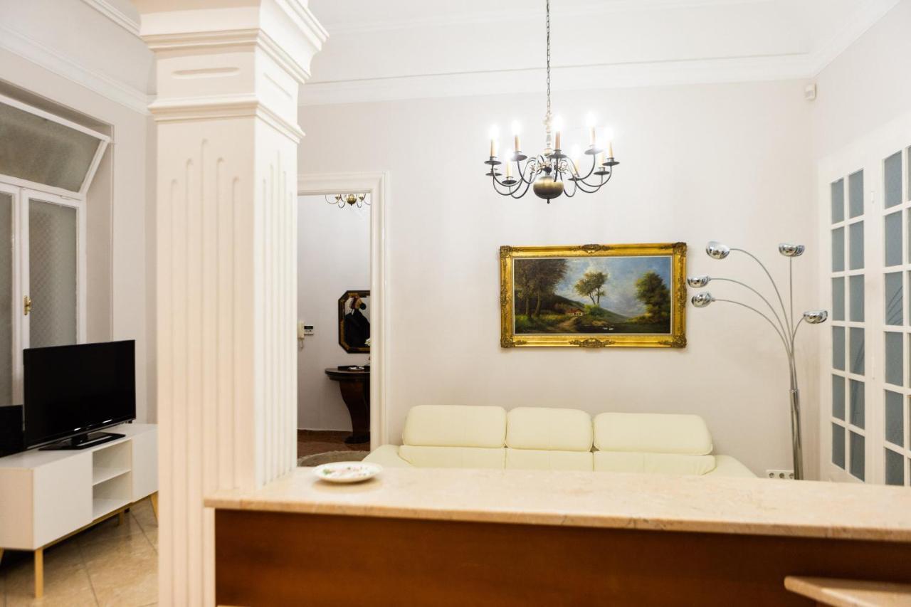 Luxury Downtown 3 Bedroom Apartment by Synagoge with Beautiful View 1