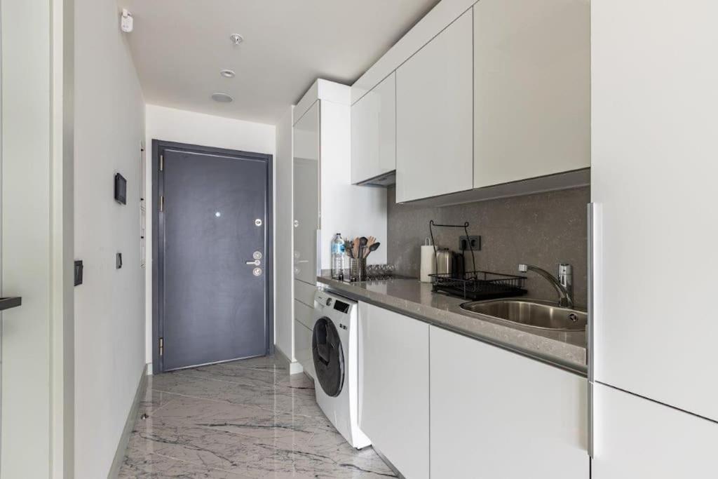 Trendy Cool Bright Studio Parking Poolviews! #254 1