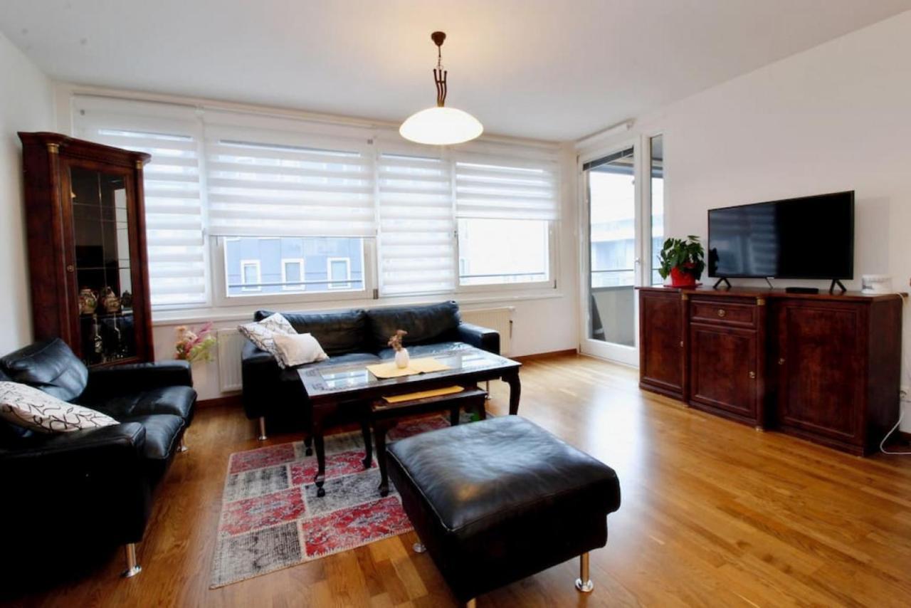 Grosse Balkonwohnung Bei Uno City (Adults Only) 1