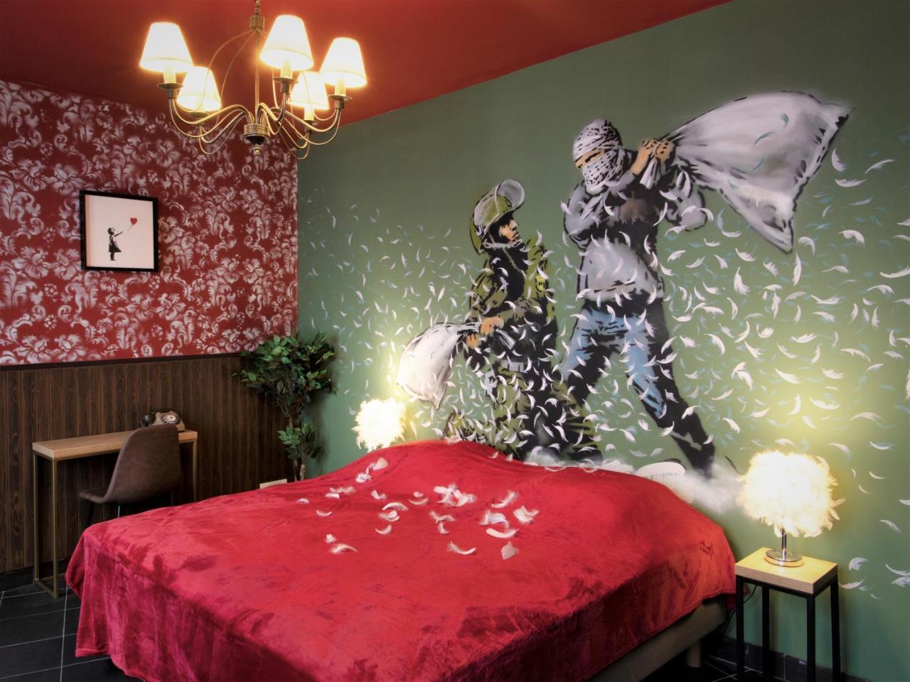 Walled Off Hotel Paris 1