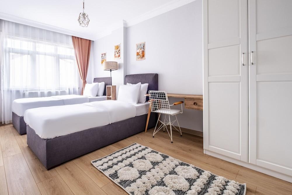 Colorful And Central Flat with Balcony in Besiktas 2