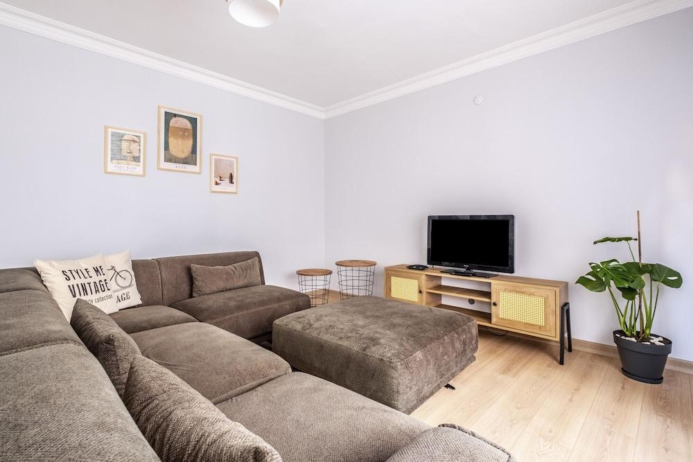 Colorful And Central Flat with Balcony in Besiktas