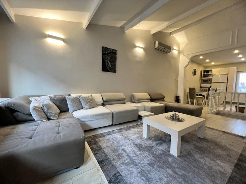 Sleek Flat Close To Osmanbey Metro Station
