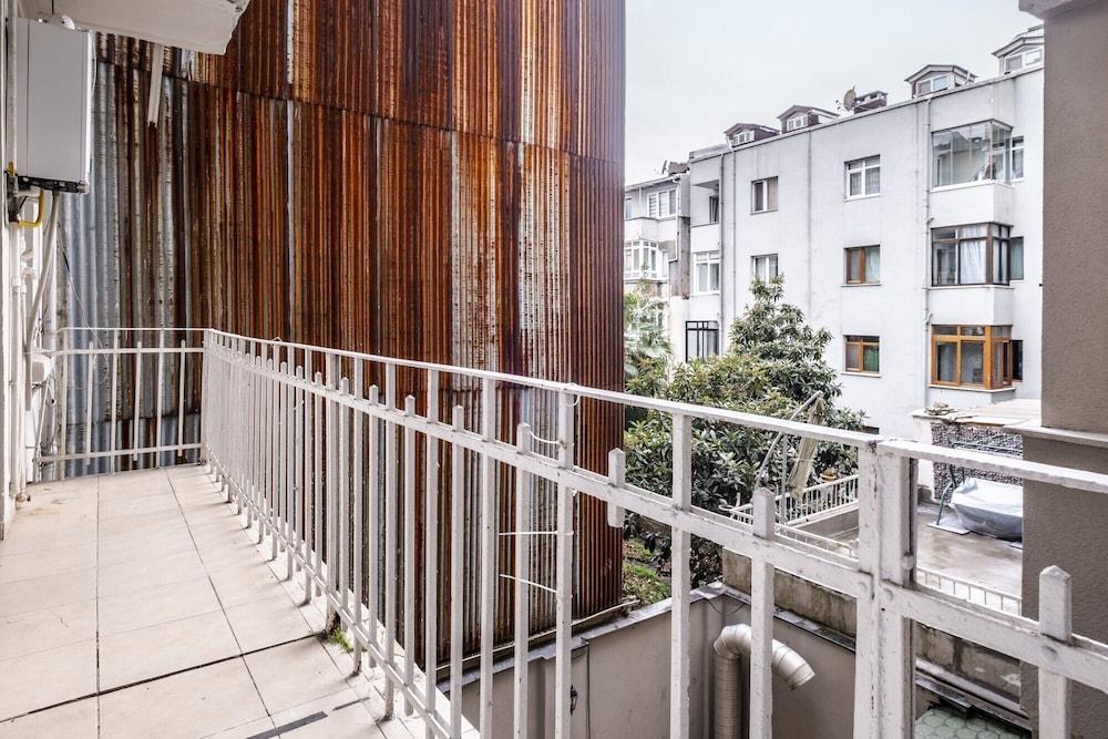 Centrally Located Apartment with Balcony in Sisli 1