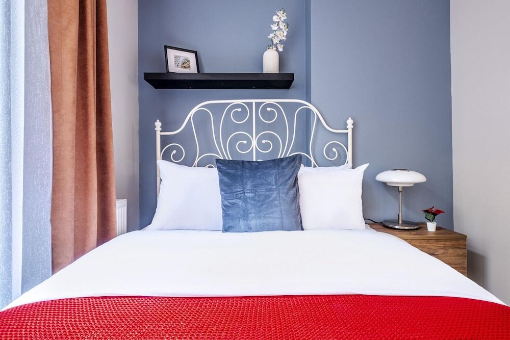 Central Flat with Sleek Interior in Sisli 2