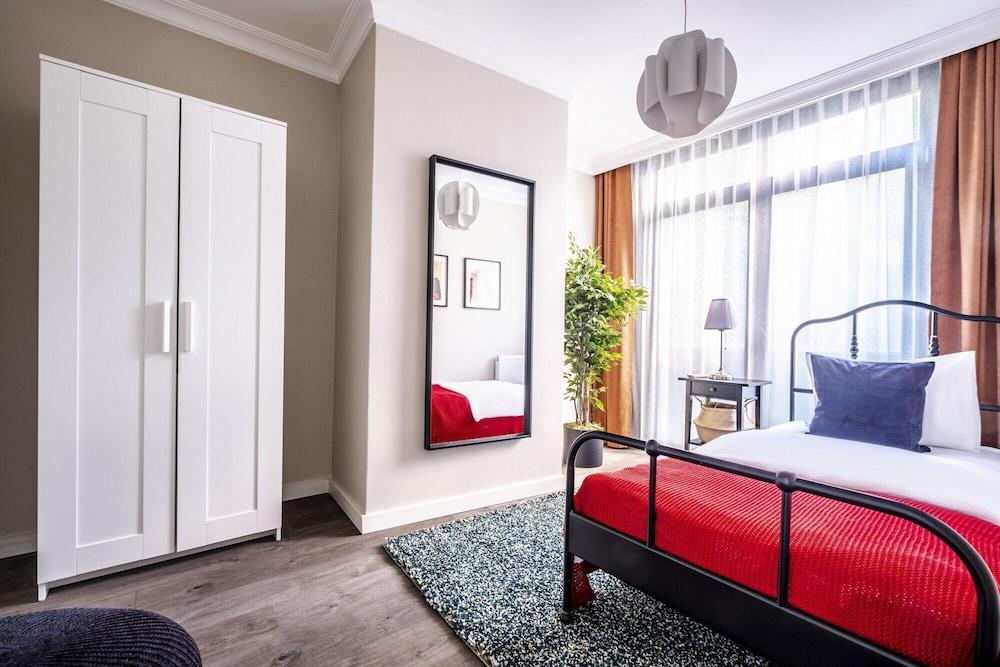 Central Flat with Sleek Interior in Sisli 1