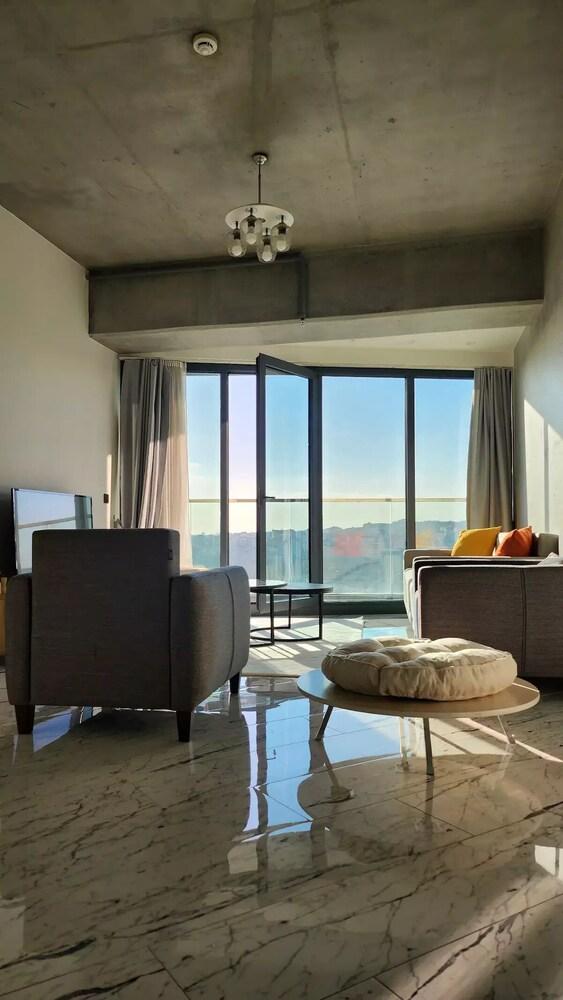 Modern 2bed Condo in Luxurious Building 2