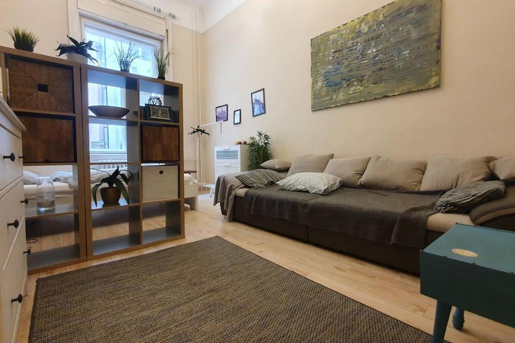 Wesseleny Apartment Near Synagogue with AC After Renovation