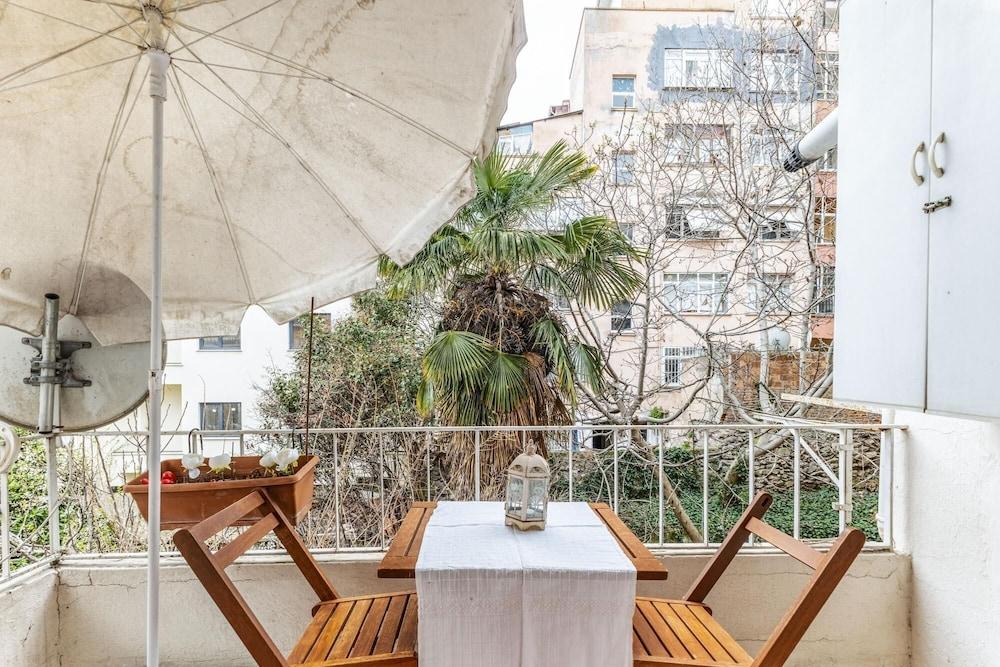 Modern Flat with Balcony in Uskudar