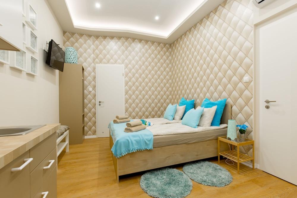 Budapest Holiday Colours (Adults only) 2