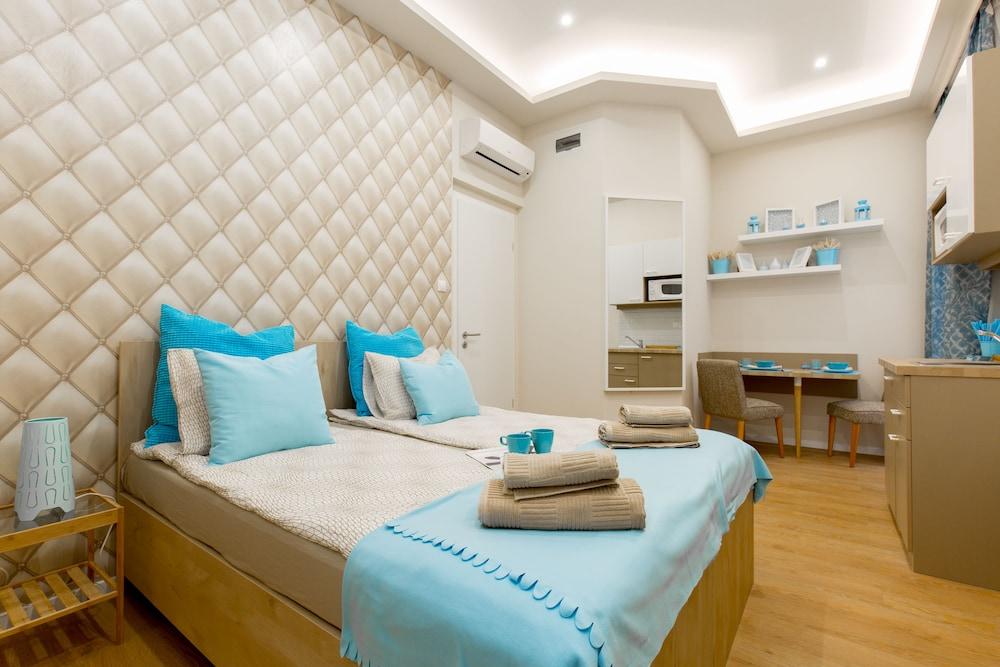 Budapest Holiday Colours (Adults only) 1