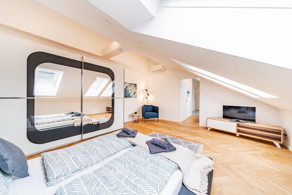 Terrace Apartment Near Danube 2