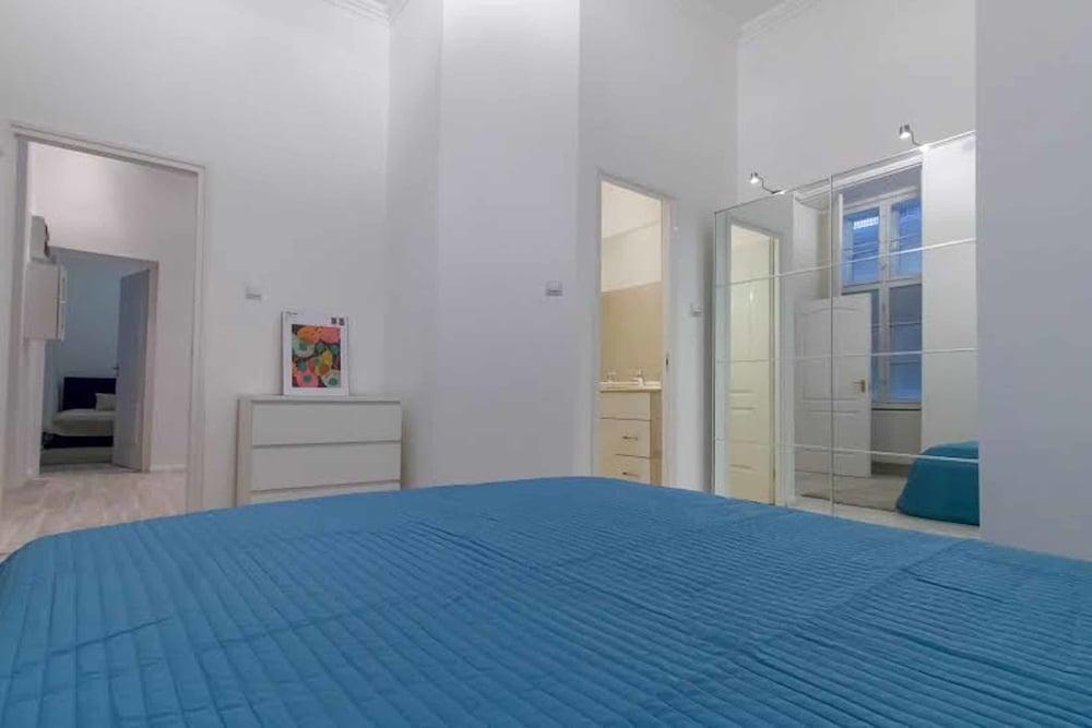 Pelicanstay at Riverside Danube 2