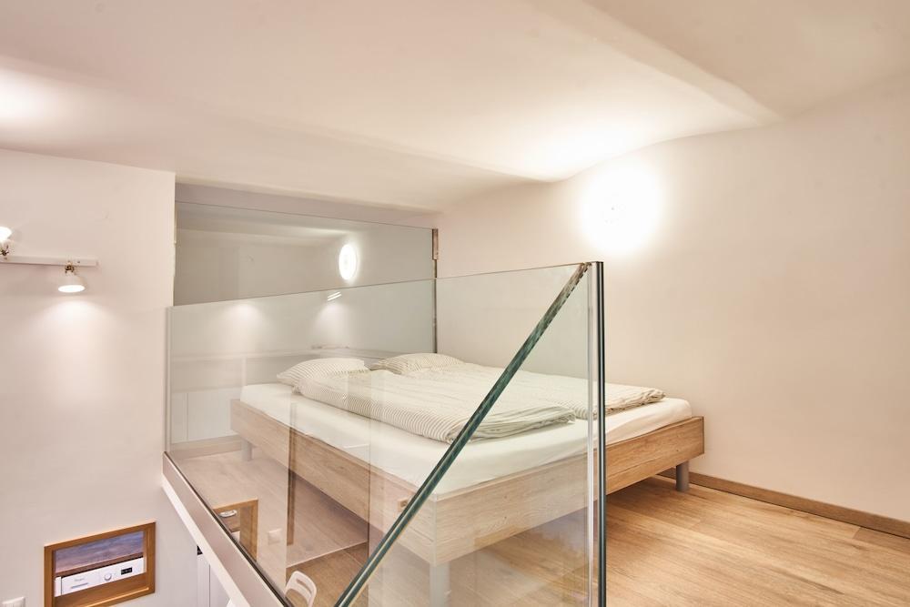 V27 Budapest Apartment 1