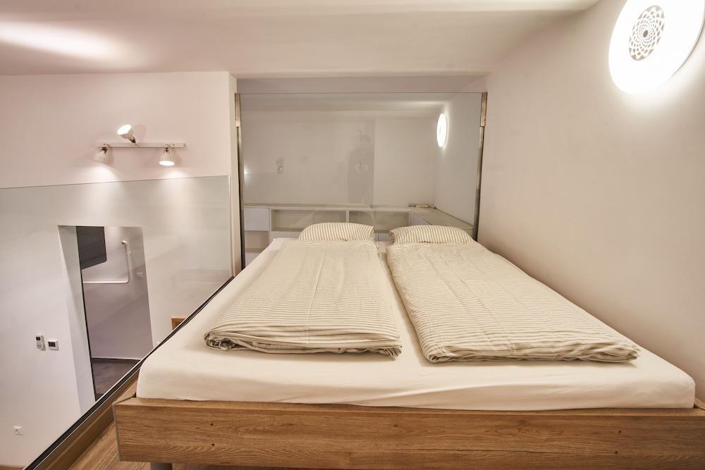 V27 Budapest Apartment 2