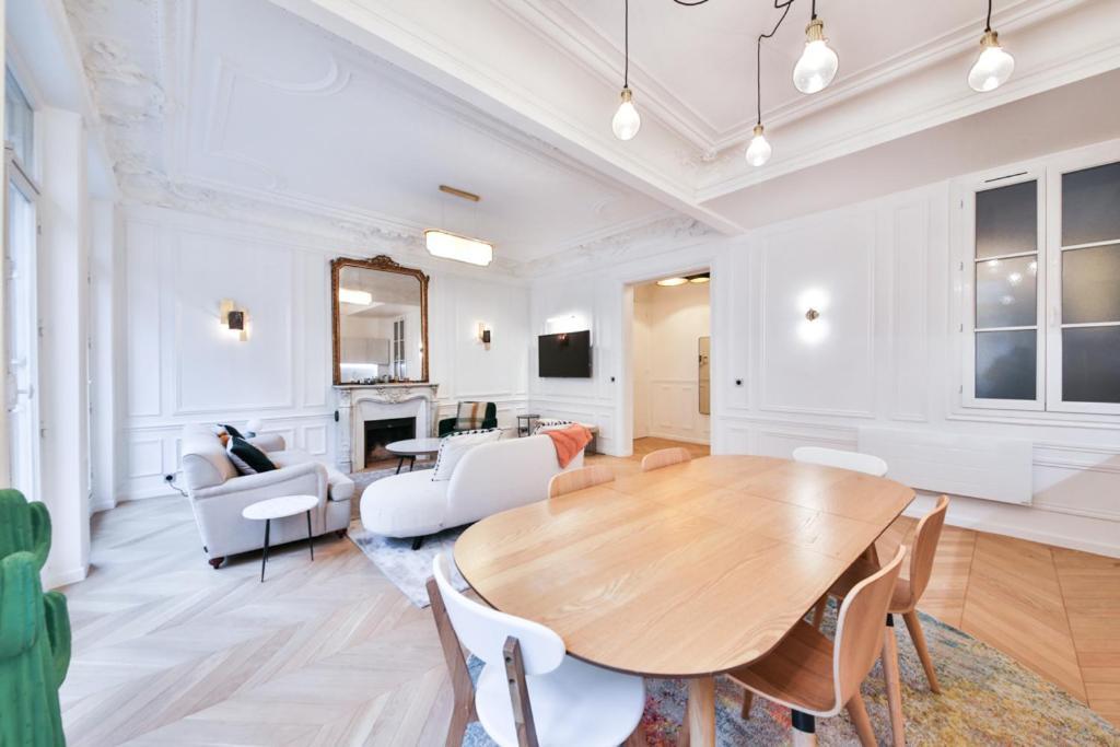 Champs Elysees!Montaigne, New Luxurious 6pers Flat 1