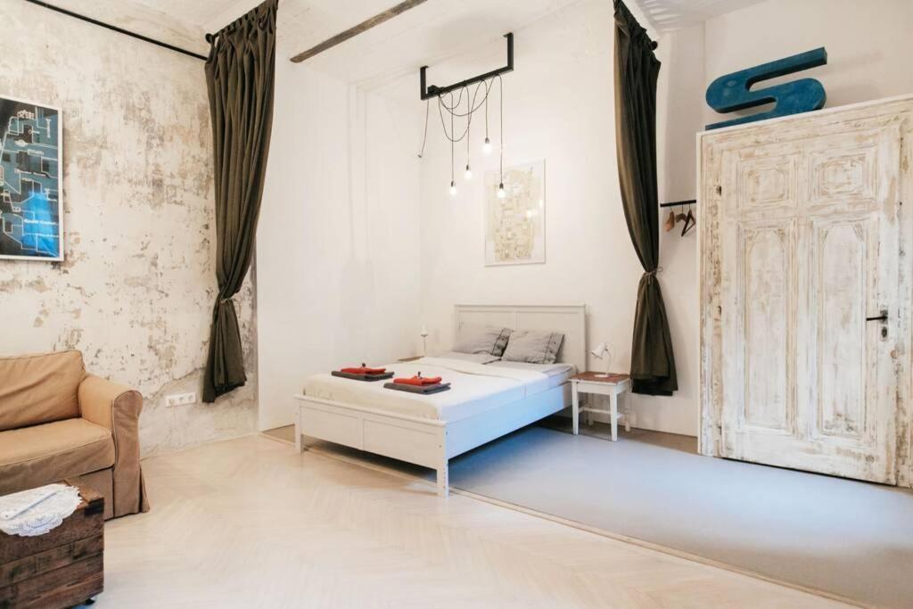 Little Corner at the Historic Jewish District with AC 1