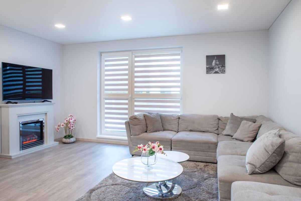 Luxurious Oak Park Apartment by Polo Apartments