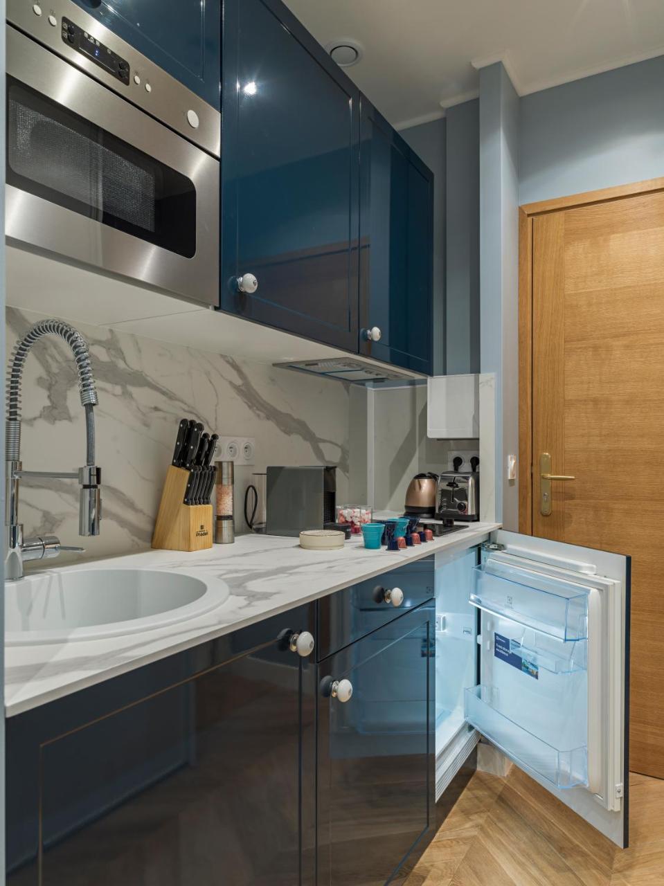 The Pompadour Suite 2