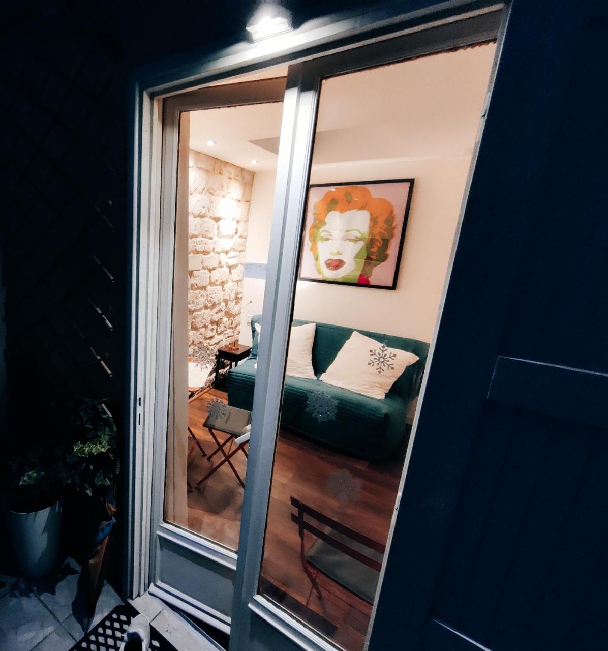 Romantic Tiny House Inside Montmartre (Adults Only)