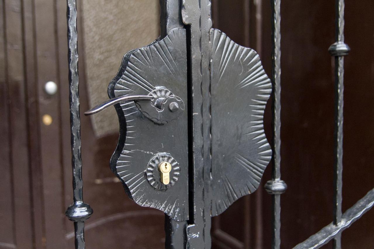 Chic And Very Central 2