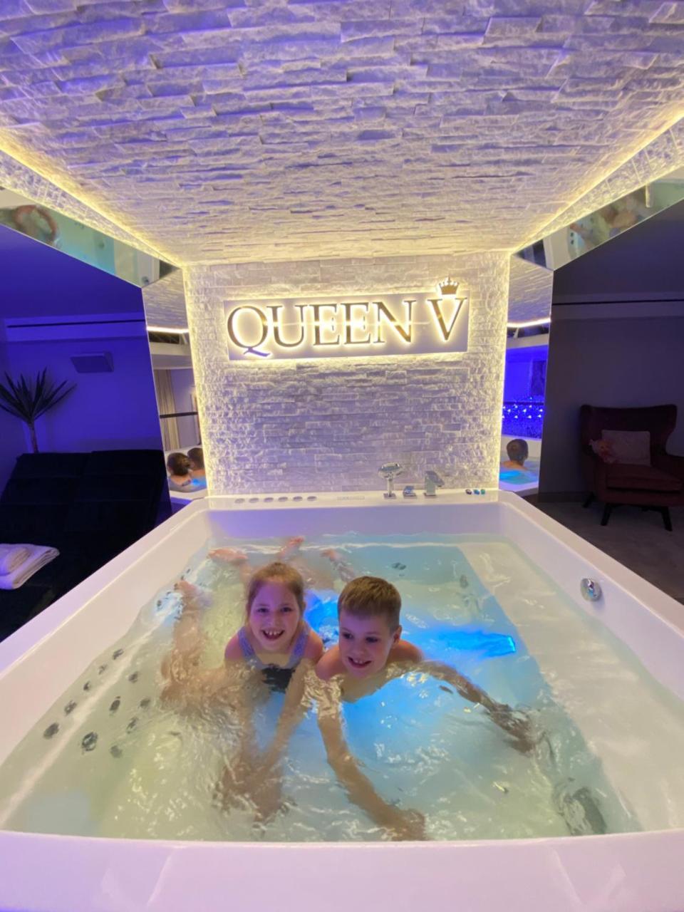 Luxury Queen V Apartment with Jacuzzi 2