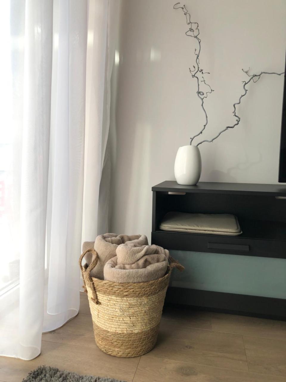 Cosy 1 Bedroom Apartment in the Heart of Old Town with Parking 2