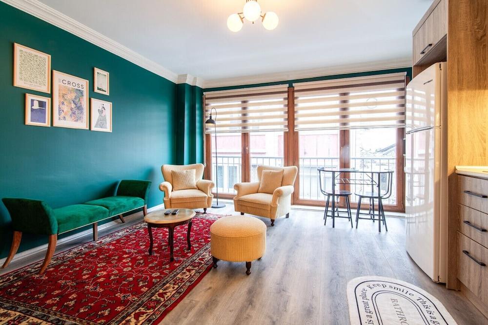 Fabulolus Flat Near Kennedy Avenue in Fatih