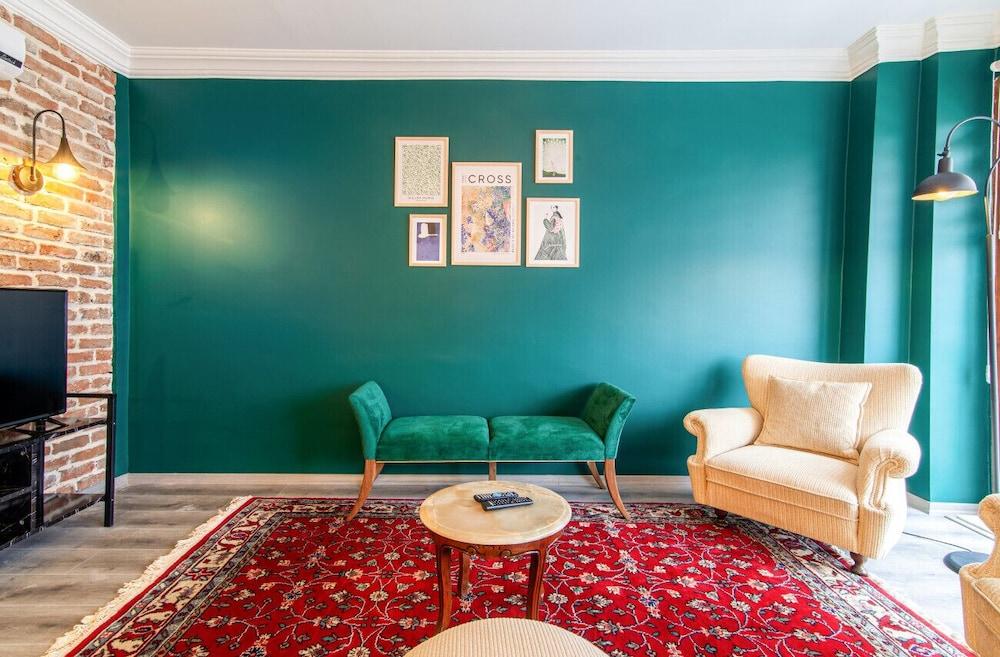 Fabulolus Flat Near Kennedy Avenue in Fatih 1