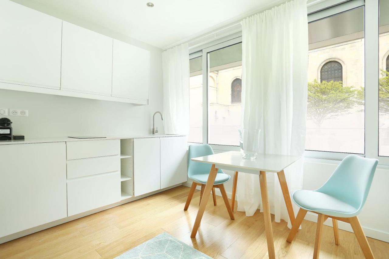 Studio Eiffel Tower by Studio Prestige 2