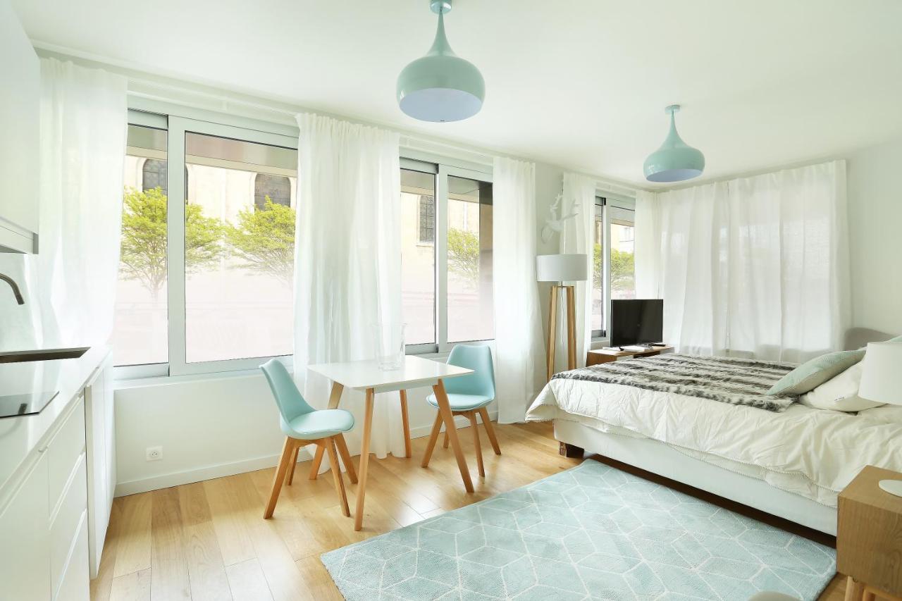 Studio Eiffel Tower by Studio Prestige 1