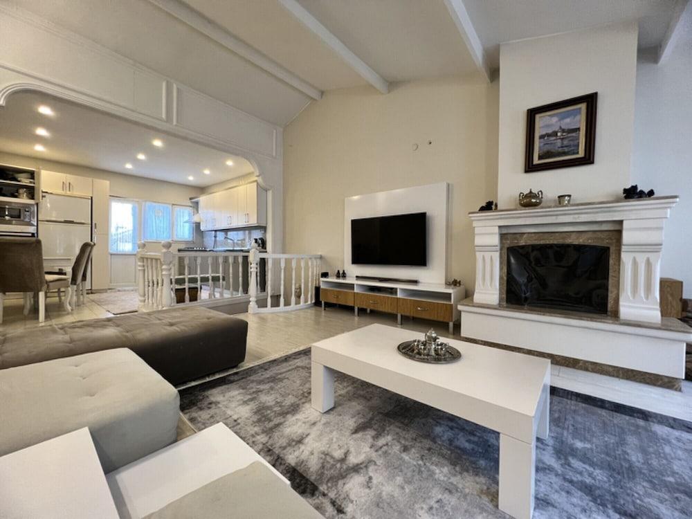 Sleek Flat Close To Osmanbey Metro Station 1