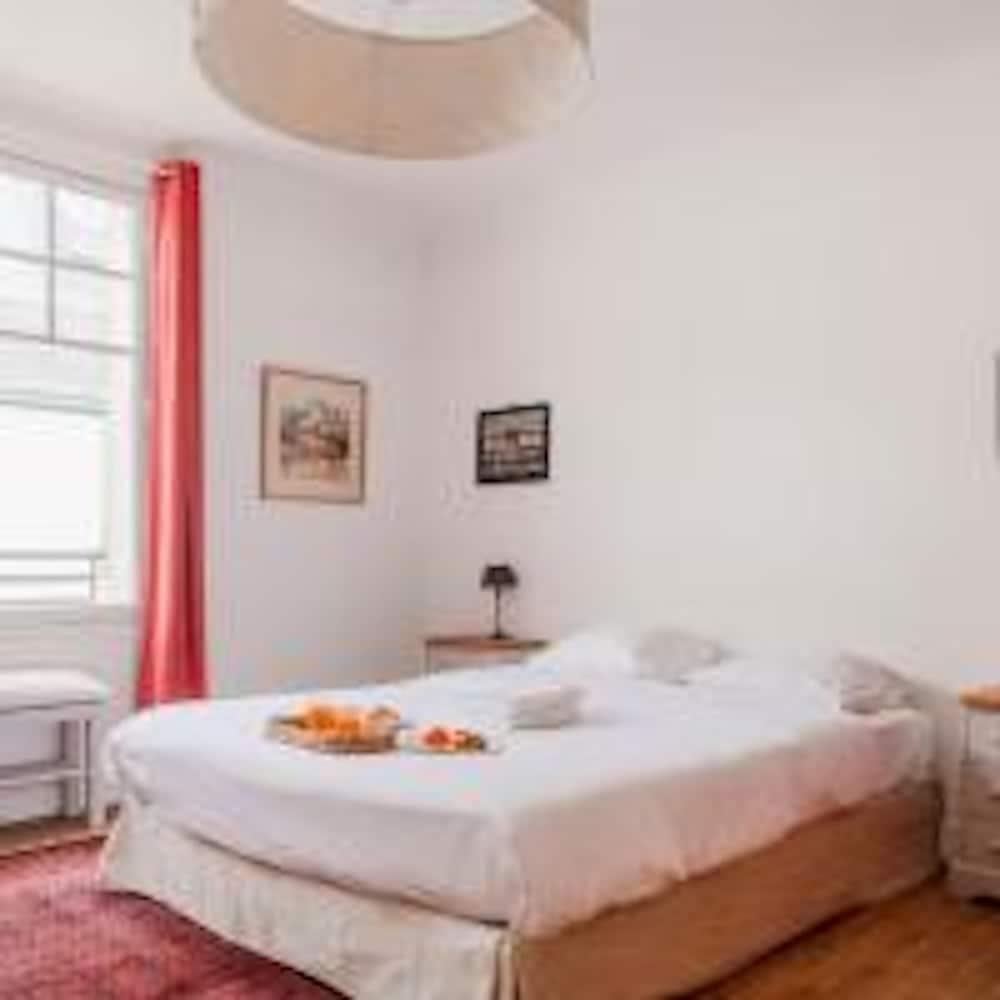 Eiffel Tower Saint Residence 1