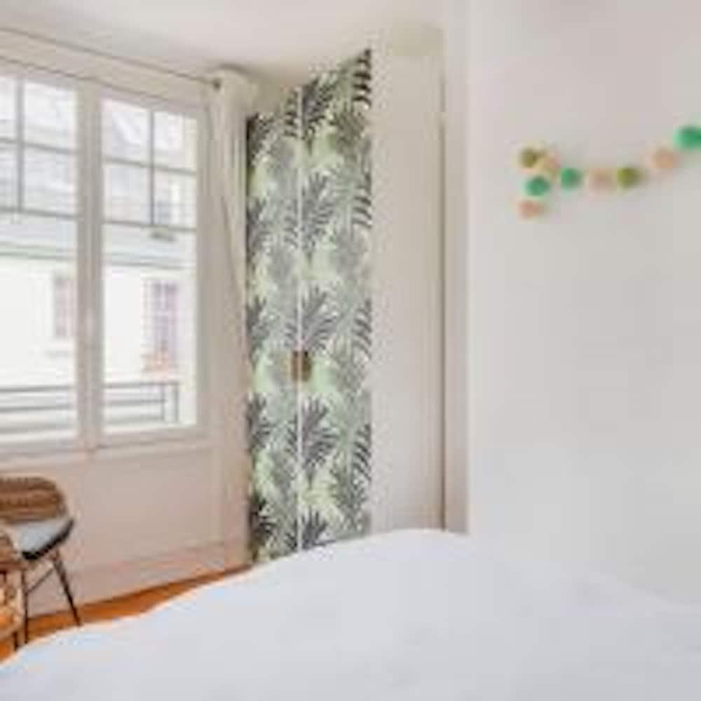 Eiffel Tower Saint Residence 2