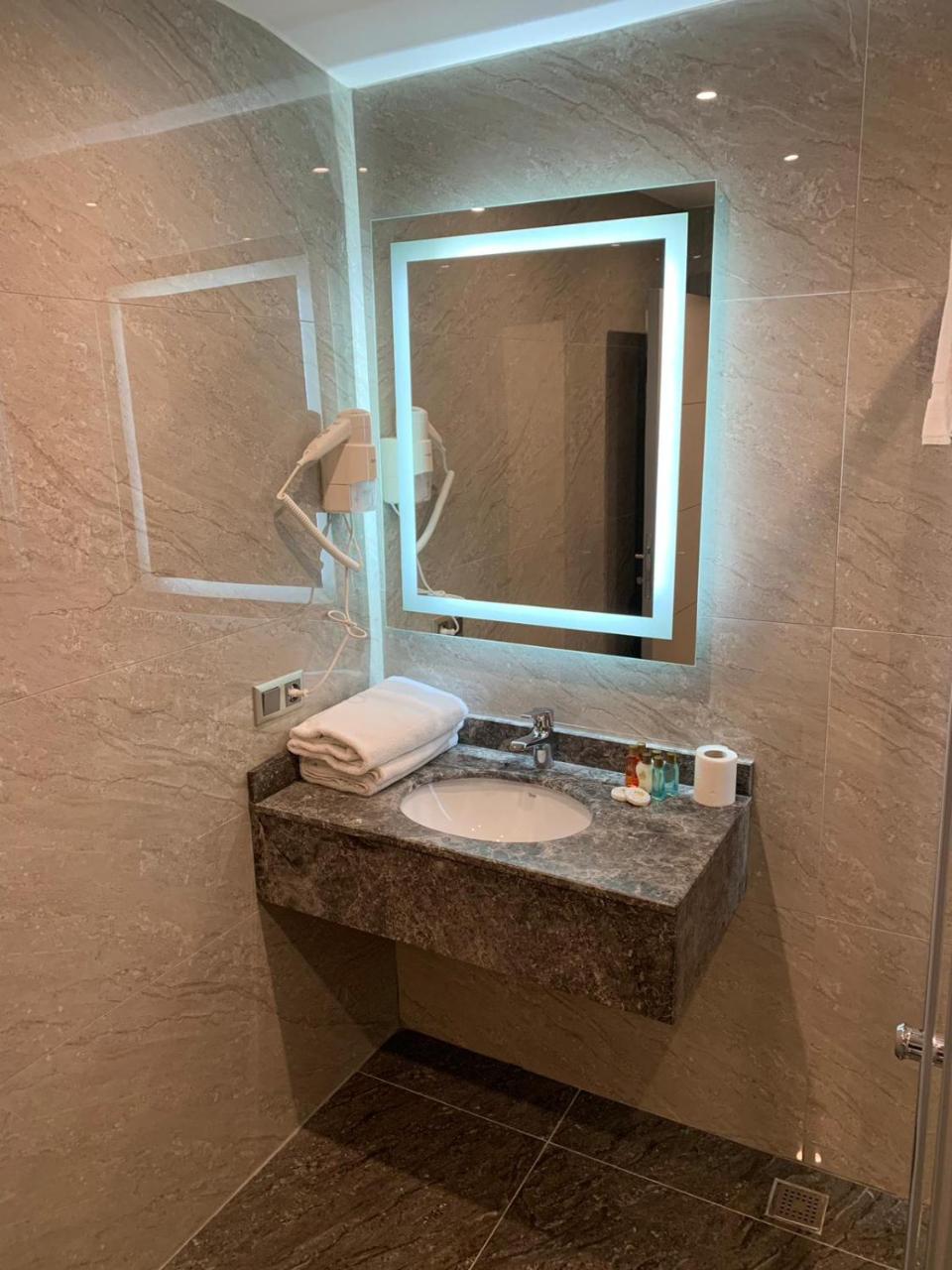 Regency World Suite Hotel (Adults only) 2