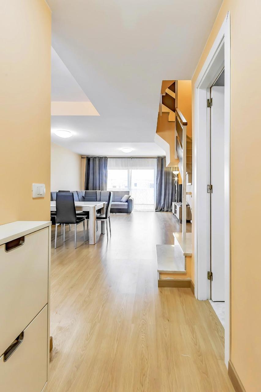 Yellow 3 Bedroom Large Apartment for 10 Guests 1