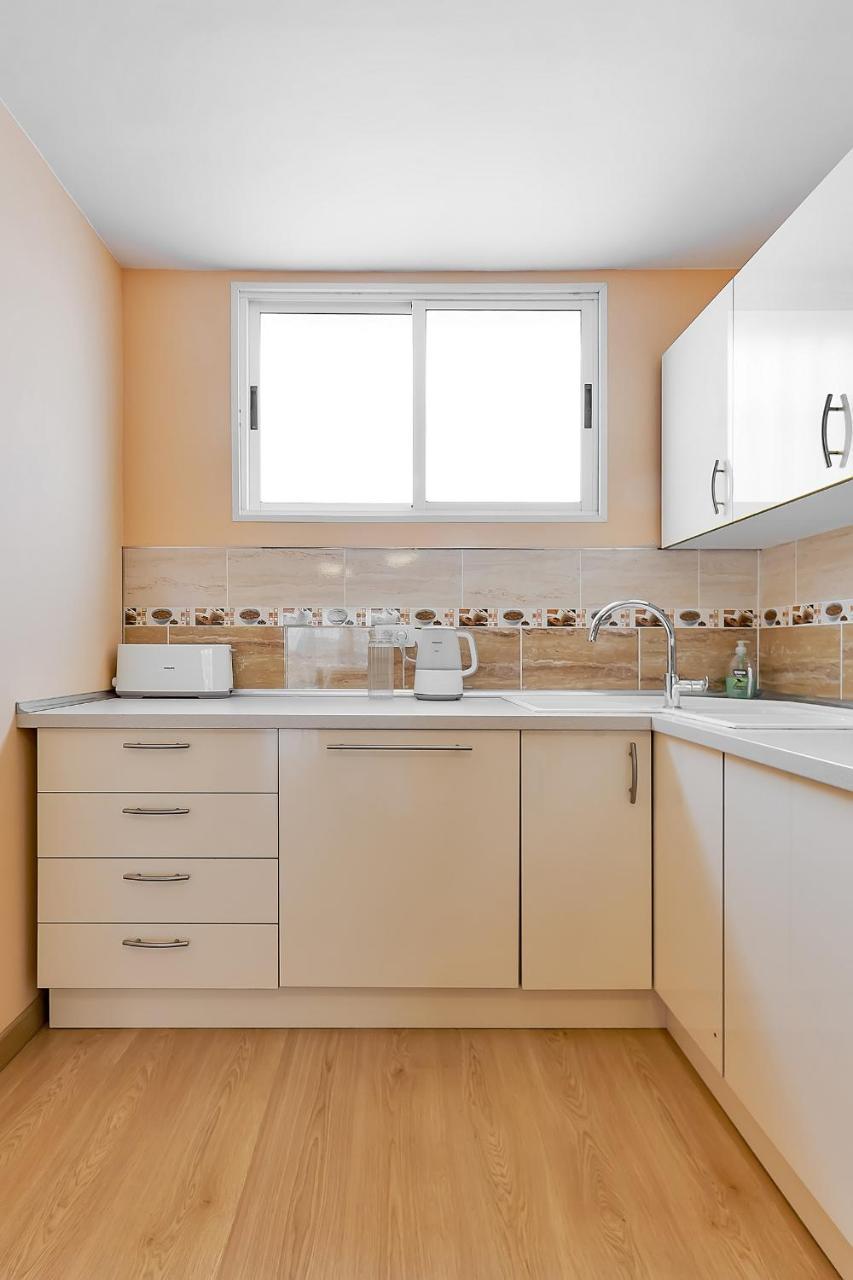 Yellow 3 Bedroom Large Apartment for 10 Guests 2