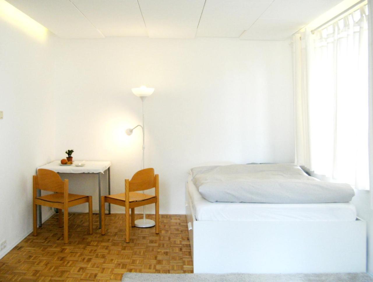 Sehr Hell, Sehr Ruhig 1