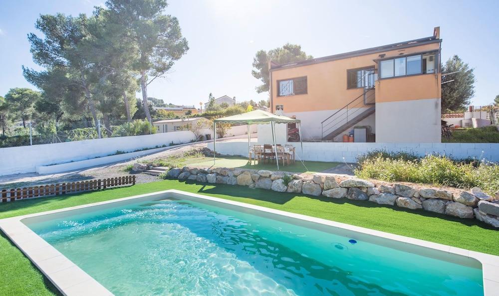 Julius House with Pool 7km From the Beach (R75)