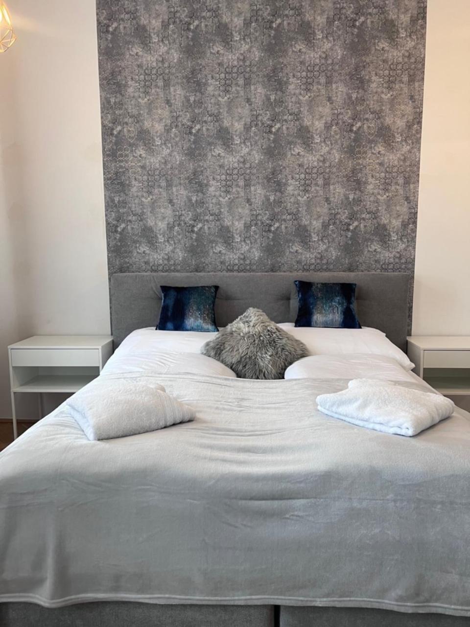 Delightful 1 Bedroom Near Schonbrunn And Westbahnhof with Big Porch 2