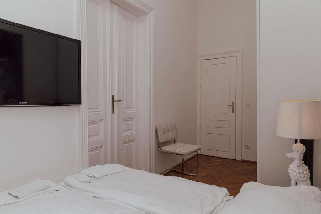 Modern Stylish Comfortable 2 Bedroom Apartment 1