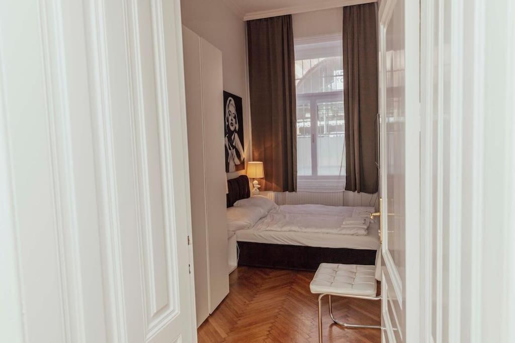 Modern Stylish Comfortable 2 Bedroom Apartment 2