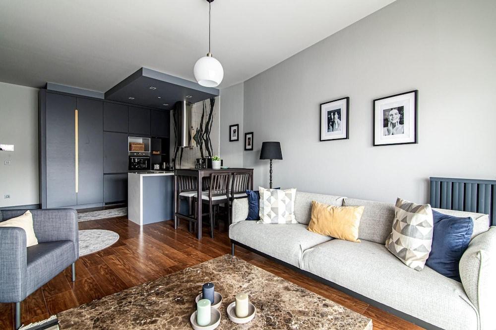Modern Apartment in Beyoglu with Balcony